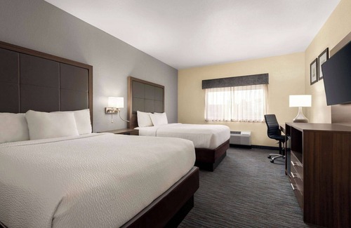 Appleton Hotel | Relax at Wingate by Wyndham Appleton with Pool & Spa