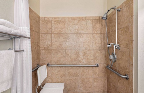 Appleton Hotel | Relax at Wingate by Wyndham Appleton with Pool & Spa