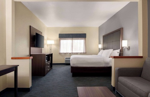 Appleton Hotel | Relax at Wingate by Wyndham Appleton with Pool & Spa
