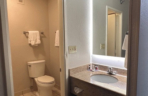 Dayton Hotel | Relax at Wingate by Wyndham Dayton North with Spa & Dining