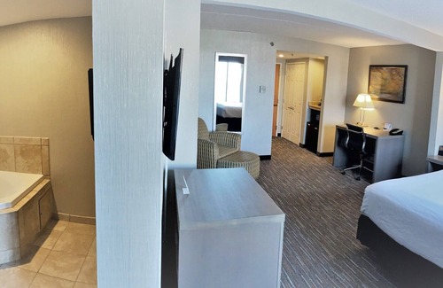 Erie Hotel | Comfortable Stay at Wingate by Wyndham Erie with Pool & Breakfast
