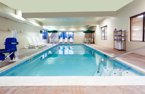 Erlanger Hotel | Welcoming Wingate by Wyndham Erlanger with Pool & Breakfast