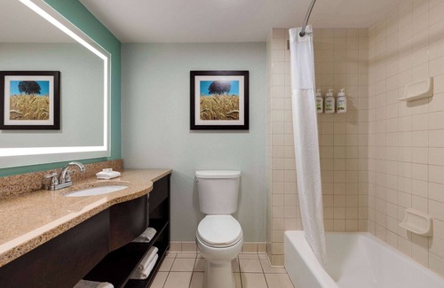 Ashwaubenon Hotel | Inviting Wingate by Wyndham Green Bay/Airport Awaits You