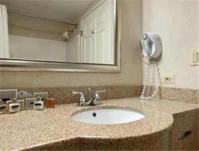 Joliet Hotel | Enjoy Comfort at Wingate by Wyndham Joliet with Pool Access