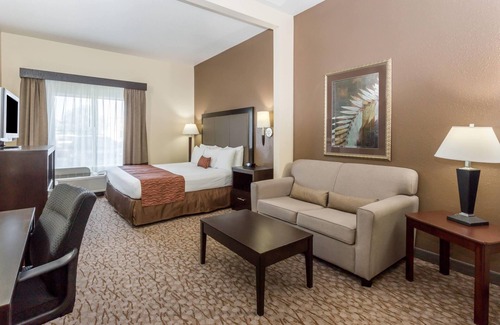 Joliet Hotel | Comfortable Stay at Wingate by Wyndham - Joliet with Pool
