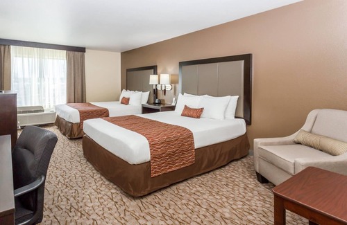 Joliet Hotel | Comfortable Stay at Wingate by Wyndham - Joliet with Pool