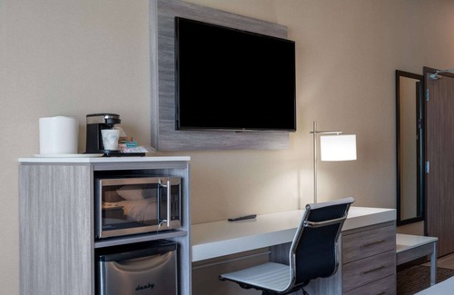 Ottawa Division Hotel | Relax at Wingate by Wyndham Kanata West Ottawa, Rated 9/10
