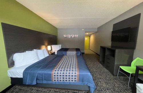 Lake George Hotel | Family-Friendly Wingate by Wyndham Lake George with Pool