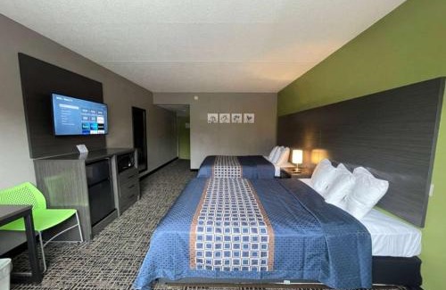 Lake George Hotel | Family-Friendly Wingate by Wyndham Lake George with Pool