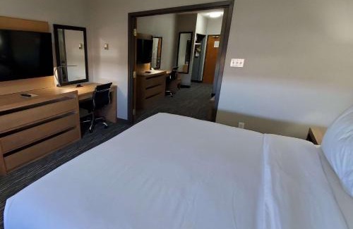 Downtown Hotel | Enjoy Comfort at Wingate by Wyndham Lethbridge Hotel