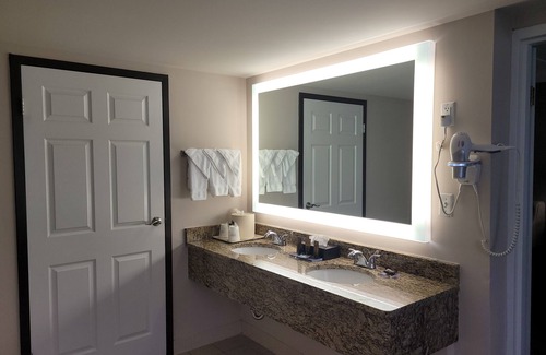 Lima Hotel | Comfortable Stay at Wingate by Wyndham Lima Downtown