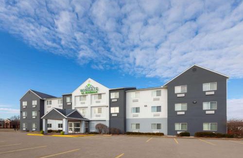 Marion Hotel | Comfortable Stay at Wingate by Wyndham Marion with Pool