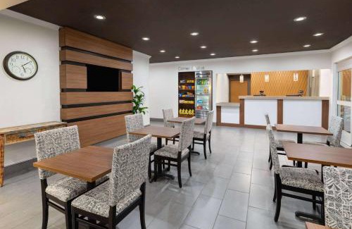 Marion Hotel | Comfortable Stay at Wingate by Wyndham Marion with Pool