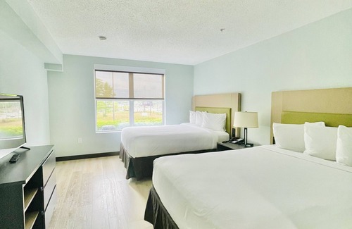 Matthews Hotel | Eco-Friendly Wingate by Wyndham Matthews with Pool & Spa