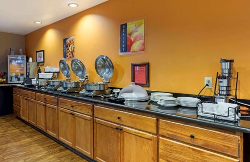 Mount Vernon Hotel | Relax at Wingate by Wyndham Mount Vernon: Pet Friendly & Pool