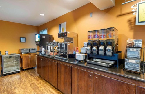 Mount Vernon Hotel | Relax at Wingate by Wyndham Mount Vernon: Pet Friendly & Pool