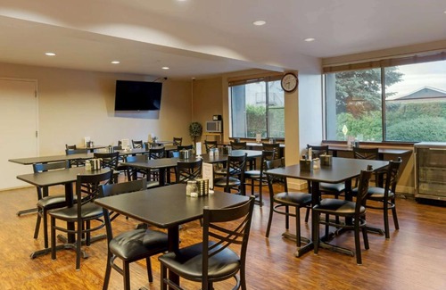 Mount Vernon Hotel | Relax at Wingate by Wyndham Mount Vernon: Pet Friendly & Pool