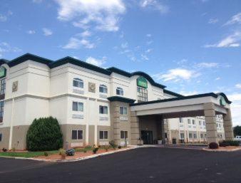 Pueblo Hotel | Welcoming Wingate by Wyndham Pueblo: Pool & Hot Tub Bliss