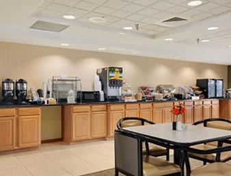 Pueblo Hotel | Welcoming Wingate by Wyndham Pueblo: Pool & Hot Tub Bliss