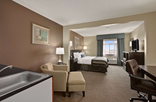 Pueblo Hotel | Top-Rated Wingate by Wyndham Pueblo: Pool, Spa & More!
