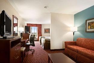 San Marcos Hotel | Discover Wingate by Wyndham San Marcos with Pool & Kitchen