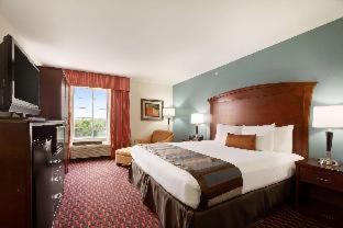 San Marcos Hotel | Discover Wingate by Wyndham San Marcos with Pool & Kitchen