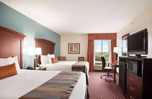 San Marcos Hotel | Relax at Wingate by Wyndham San Marcos with Pool & Spa
