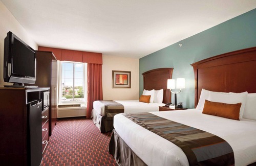San Marcos Hotel | Relax at Wingate by Wyndham San Marcos with Pool & Spa