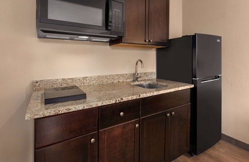 Troy Hotel | Relaxing Stay at Wingate by Wyndham Troy with Pool Access