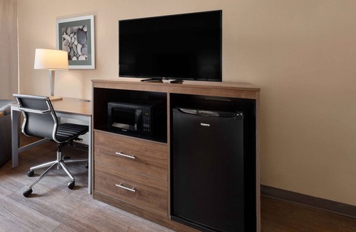 Troy Hotel | Relaxing Stay at Wingate by Wyndham Troy with Pool Access