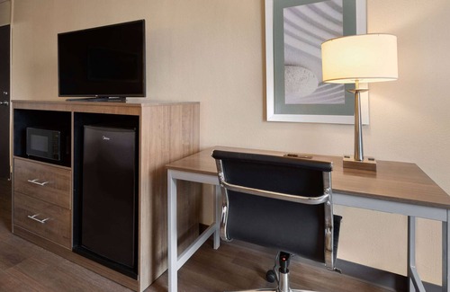 Troy Hotel | Relaxing Stay at Wingate by Wyndham Troy with Pool Access