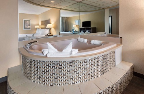 Troy Hotel | Relaxing Stay at Wingate by Wyndham Troy with Pool Access