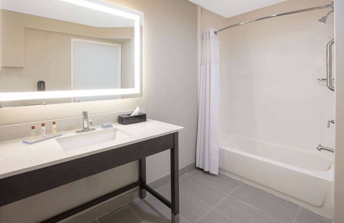 Bay Area Hotel | Relax at Wingate by Wyndham Corpus Christi with Pool & Spa