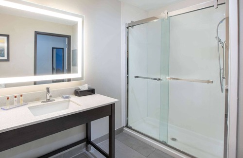 Bay Area Hotel | Relax at Wingate by Wyndham Corpus Christi with Pool & Spa