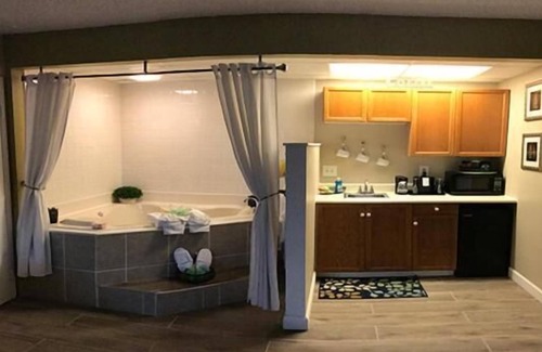 Mayfield Hotel | Family-Friendly Wingfield Inn with Pool and Breakfast