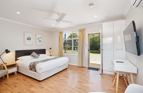 Wingham Hotel | Comfortable Wingham Motel with Ocean View & Pool Access