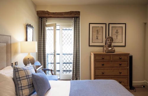 Alfriston Hotel | Elegant Wingrove House: A 4-Star Gem with Delicious Dining