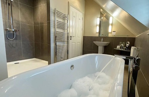 Alfriston Hotel | Elegant Wingrove House: A 4-Star Gem with Delicious Dining
