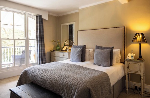 Alfriston Hotel | Elegant Wingrove House: A 4-Star Gem with Delicious Dining