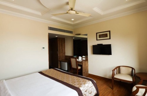 Mathura Hotel | Discover Wingston TreeHouse Hotel in Mathura - Family Friendly Stay