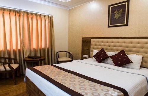 Mathura Hotel | Discover Wingston TreeHouse Hotel in Mathura - Family Friendly Stay