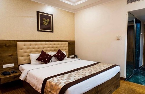 Mathura Hotel | Discover Wingston TreeHouse Hotel in Mathura - Family Friendly Stay