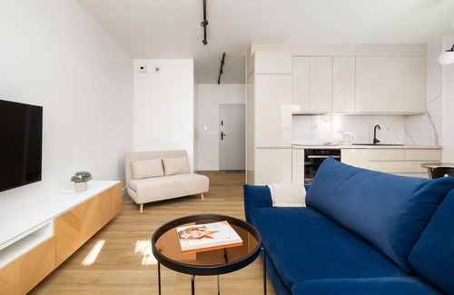 Stare Miasto District Apartment | Winiarska Studio: Cozy Retreat with Balcony & Kitchen Access