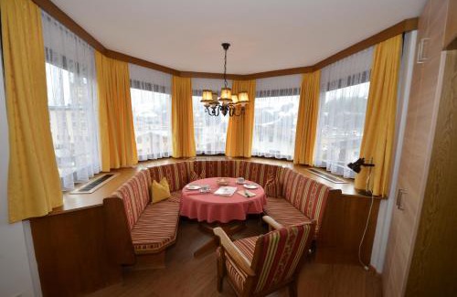 Bad Hofgastein Apartment | Winklers Gipfelblick Chalet: Spa & Alpine Adventure Awaits