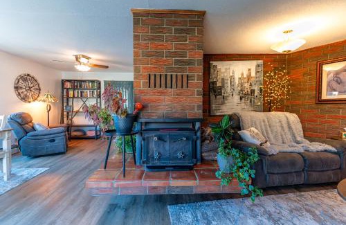 Cascade-Chipita Park House | Experience Winnemucca Heights: Top-Rated Spa & Eco Stay