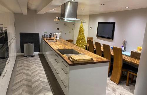 Stocksfield House | Winnie Cottage: Hot Tub, Games Room & Oceanfront Escape