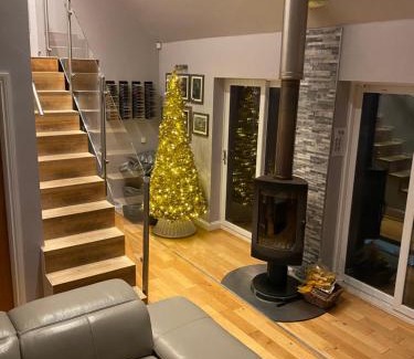 Stocksfield House | Winnie Cottage: Hot Tub, Games Room & Oceanfront Escape