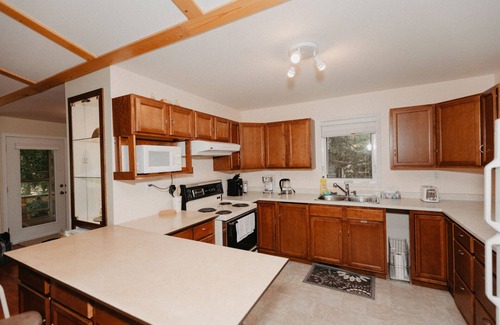Winnipeg Beach House | Pet-Friendly Winnipeg Beach Cabin with Oceanfront Views
