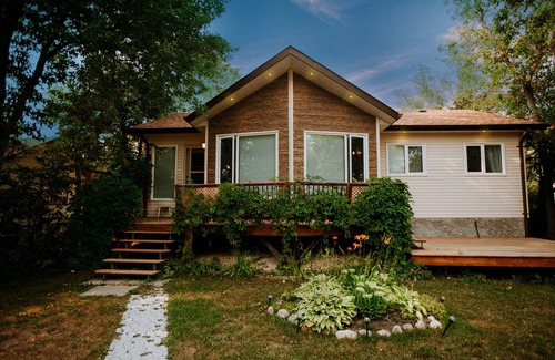 Winnipeg Beach House | Pet-Friendly Winnipeg Beach Cabin with Oceanfront Views
