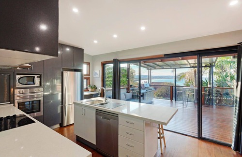 Pambula Beach Cottage | Winnunga Beach House: Pet-Friendly Retreat with Ocean Views